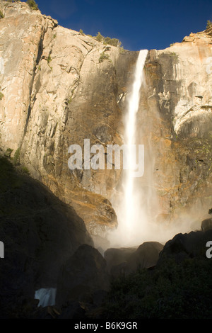 Kalifornien - Lower Yosemite Falls im Yosemite National Park. Stockfoto