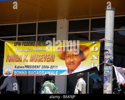 Präsidentschaftswahlen Kampagne Banner für Amtsinhaber Yoweri Kaguta Museveni, Kampala, Uganda Stockfoto