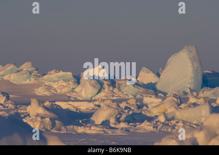 Landschaft der Druck Grate im Durcheinander von starken Winden und Strömungen in der Tschuktschensee dynamische Packeis eingefroren Stockfoto