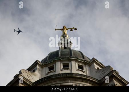 Statue der Justitia des britischen Bildhauers F W Pomeroy sitzt oben auf der Kuppel des Old Bailey Court, London, England. Stockfoto