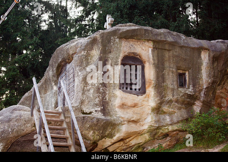 kleine Kapelle im Felsen Hohlraum, Rumänien Stockfoto