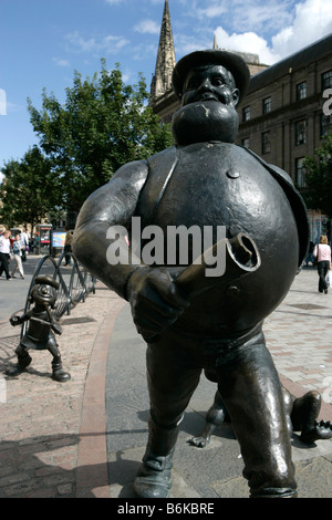 Stadt von Dundee, Schottland. Tony und Susie Morrow Bronzeskulptur von Desperate Dan in Dundee High Street. Stockfoto