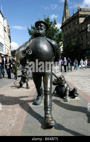 Stadt von Dundee, Schottland. Tony und Susie Morrow Bronzeskulptur von Desperate Dan in Dundee High Street. Stockfoto