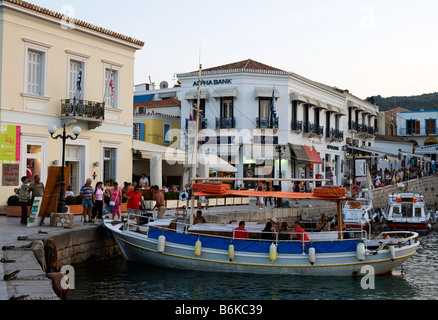 Touristen am neuen Hafen, Spetses, Griechenland Stockfoto