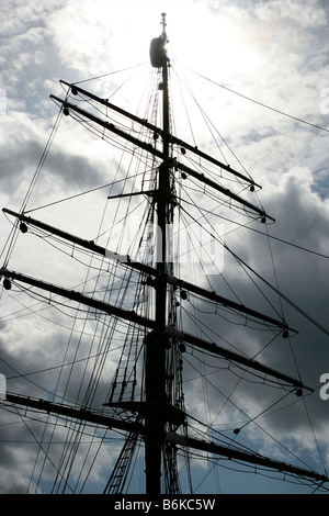 Stadt von Dundee, Schottland. Silhouette Nahaufnahme von den Masten und Takelage an Bord der drei Masten RRS Discovery. Stockfoto