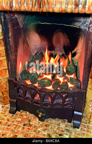 Ein Gas Kohle Effekt Feuer in einem Kamin Stockfoto