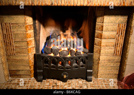 Ein Gas Kohle Effekt Feuer in einem Kamin Stockfoto