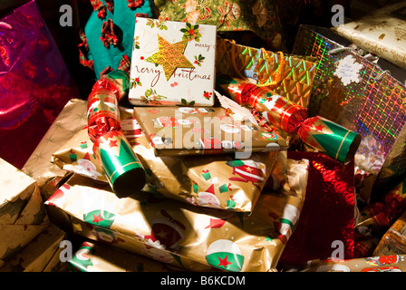 Weihnachtsgeschenke in einem Haufen. Stockfoto