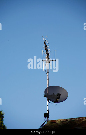 Digitales Satellitenfernsehen arial auf einem Dach Stockfoto