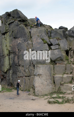 Felsklettern im stillgelegten Steinbruch von Cow- und Kälberfelsen Ilkley Moor in der Nähe von Bradford Yorkshire England Stockfoto