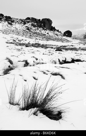 Schnee umgibt die berühmte Kuh und Kalb rockt auf Ilkley Moor, über Ilkley, West Yorkshire Stockfoto