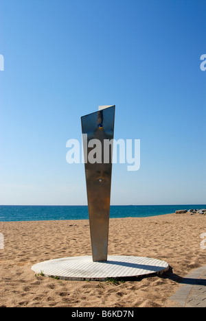 Metallische Dusche am leeren Strand Costa Brava in Spanien Stockfoto