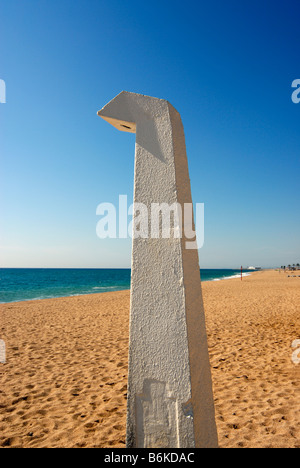 Dusche am leeren Strand Costa Brava in Spanien Stockfoto