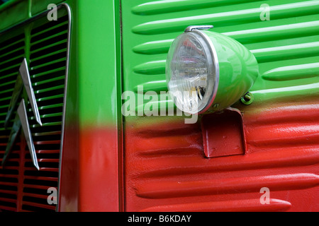 Nahaufnahme eines bunten alten Citroen Vans, Frankreich. Stockfoto