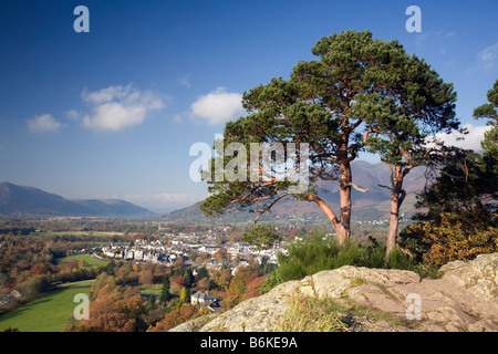 Die Stadt Keswick liegt eingebettet am Fuße des Waldes Skiddaw im englischen Lake District von Castlehead Wood gesehen Stockfoto