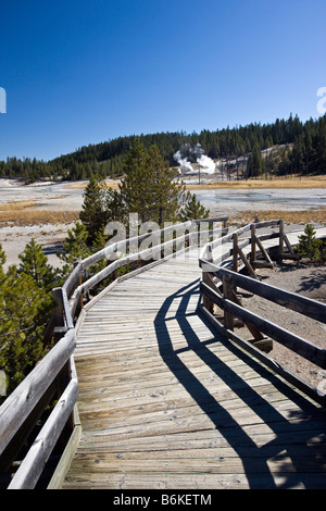 Boardwalk am Porzellan-Becken, Yellowstone-Nationalpark; Wyoming; USA; Stockfoto