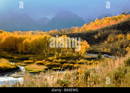 Teton Mountains und Espe Bäume im Herbst, goldener Blick von Oxbow Bend, Snake River, Grand-Teton-Nationalpark, Wyoming, USA Stockfoto