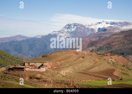 Malerische Landschaft mit traditionellen Berber Bauernhaus auf terrassierten Hügel im hohen Atlas-Gebirge im Winter. Sidi Faress Marokko. Stockfoto