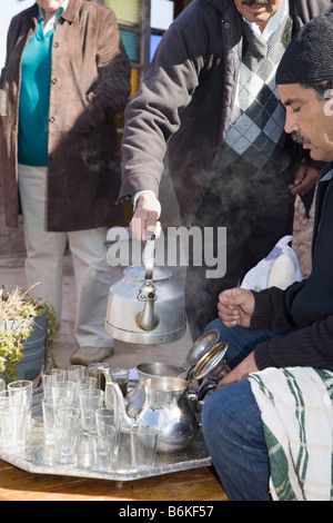 Sidi Faress Marokko marokkanische Männer machen Pfefferminztee in traditionellen Berber-Haus Stockfoto