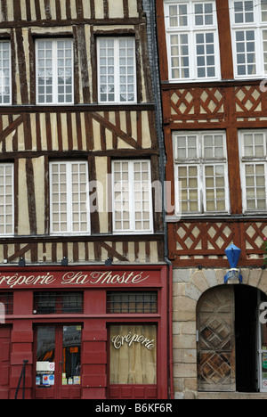 Rennes Bretagne Frankreich bunte mittelalterliche halbe Fachwerkhaus Gebäude am Place du Champ Jacquet