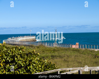 DER NORDEN ANGELN ANLEGESTELLE IN SEBASTIAN INLET AN DER ATLANTIKKÜSTE VON FLORIDA Stockfoto