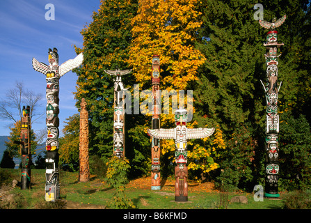Totempfähle am Brockton Point im Stanley Park im Herbst Vancouver British Columbia Kanada Stockfoto