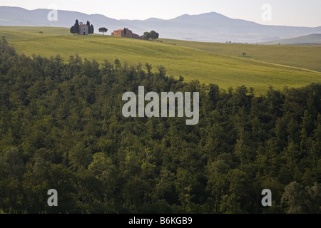 Capella di Vitaleta über Wälder und offenes Ackerland Tuscany angesehen Stockfoto