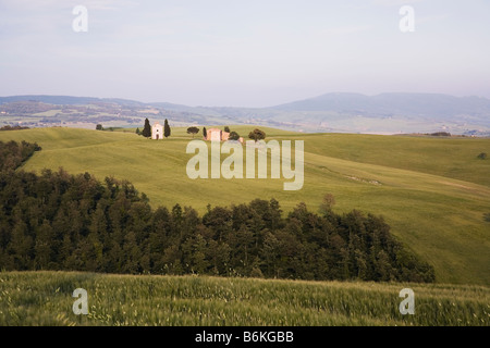 Capella di Vitaleta über Wälder und offenes Ackerland Tuscany angesehen Stockfoto