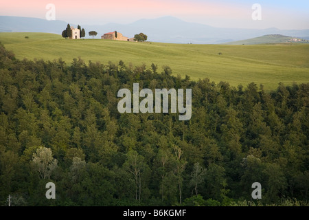 Capella di Vitaleta über Wälder und offenes Ackerland Tuscany angesehen Stockfoto