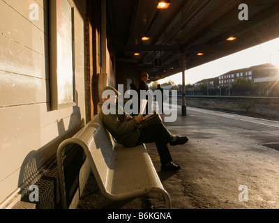 Pendler auf Cheam Railway Station Cheam Surrey England Stockfoto