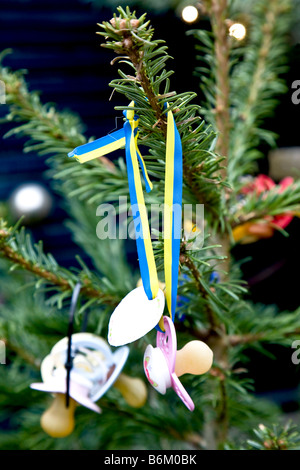 Baby-Puppen in den Weihnachtsbaum aufgehängt Stockfoto