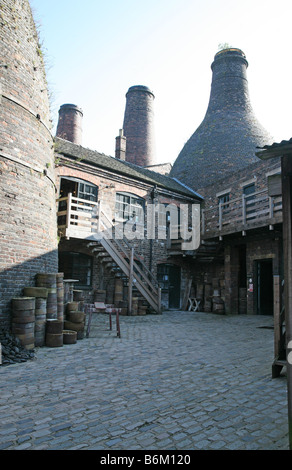 Ein Blick auf das Gladstone Pottery Museum in Longton Stoke-on-Trent Mitarbeiter zeigen die Flaschenöfen oder Öfen Stockfoto