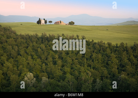 Capella di Vitaleta über Wälder und offenes Ackerland Tuscany angesehen Stockfoto