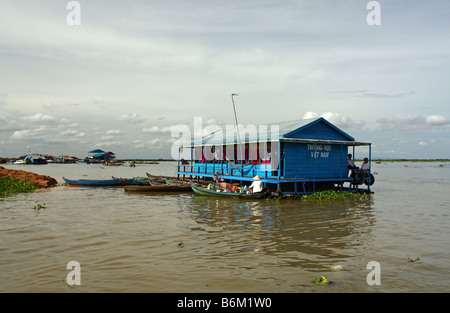 Schule in der schwimmenden Dorf Chong Kneas. Tonle Sap See, Siem Reap, Kambodscha Stockfoto