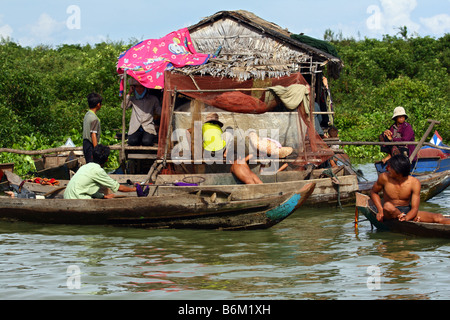 Gastfamilie hängen rund um ihre Hütte in Chong Kneas schwimmende Dorf auf dem Tonle Sap See, Provinz Siem Reap, Kambodscha Stockfoto