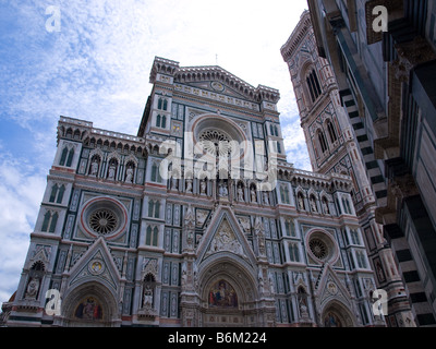 Die reich verzierte Fassade der Basilika di Santa Maria del Fiore in Florenz, Italien. Stockfoto