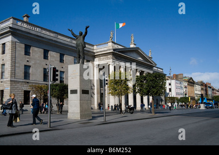 Dublin, -O'Connell St. Dublin, zeigt die Statue von Jim Larkin vor der Hauptpost, irische dreifarbigen Flagge. Stockfoto