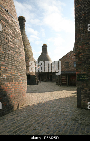 Ein Blick auf das Gladstone Pottery Museum in Longton Stoke-on-Trent Mitarbeiter zeigen die Flaschenöfen oder Öfen Stockfoto