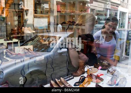 Zwei Frauen vor einem Schuh Schaufenster Brussles, Belgien Stockfoto