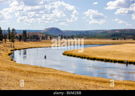 Mann und Frau Fliegenfischen, Fairy Creek, Yellowstone-Nationalpark, Wyoming, USA Stockfoto