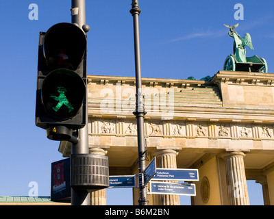 Eine einzigartige DDR Walklight am Pariser Platz in Berlin, Deutschland. Stockfoto