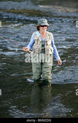 Frau Fliegenfischen, Madison River, Yellowstone-Nationalpark, Wyoming, USA Stockfoto