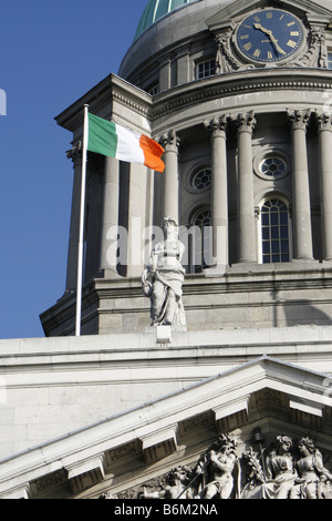 Detail des Custom House, Dublin, entworfen von James Gandon, abgeschlossen im Jahre 1791 und fliegen die irische Trikolore. Stockfoto