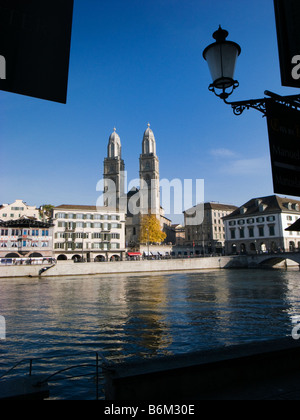 Grossmünster Kathedrale und den Fluss Limmat in Zürich, Schweiz Stockfoto