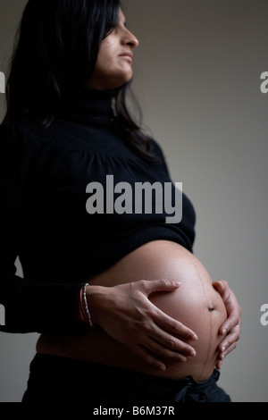 Eine schwangere Frau in ihrer dritten trimester Stockfoto