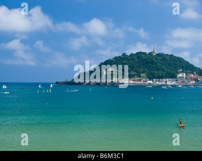 Das unglaublich türkisfarbene Wasser der Bahía De La Concha. Stockfoto