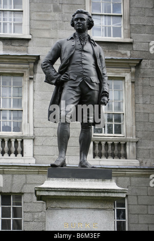 Dublin - Statue von Edmund Burke außerhalb Trinity College in Dublin, Irland. Stockfoto