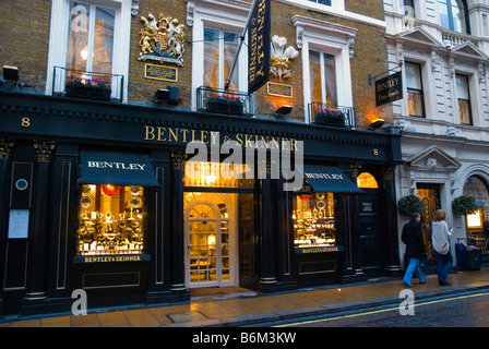 Bentley und Skinner-Juweliergeschäft in Old Bond Street in Mayfair in London England UK Stockfoto