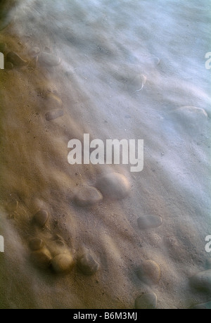 Wellen Waschen über Felsen am Ventura Beach, Kalifornien, USA Stockfoto