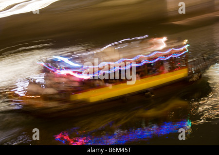 Unscharfe Lichter auf beweglichen Boot Stockfoto
